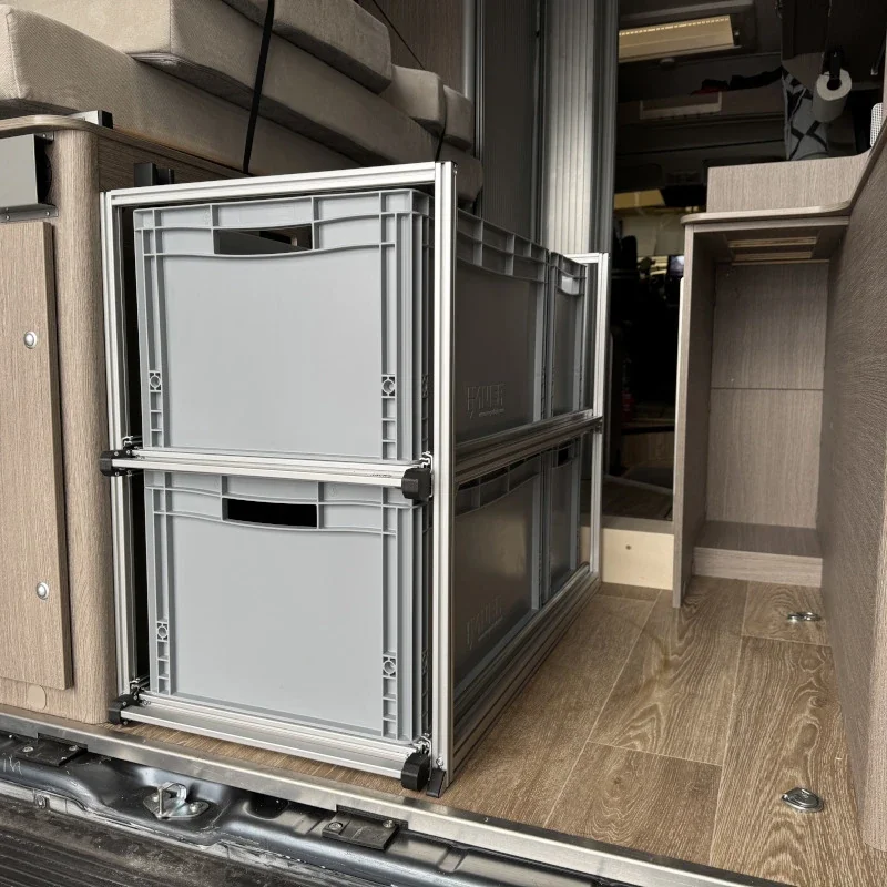 Regalsystem in einem Kastenwagen-Stauraum unter dem Bett