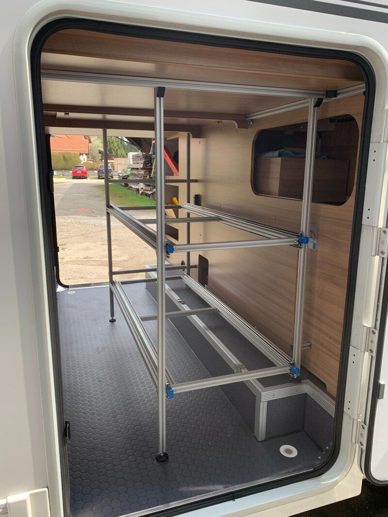 Stauraumsystem im Adria Coral S 600L mit stabilem Regalgestell
