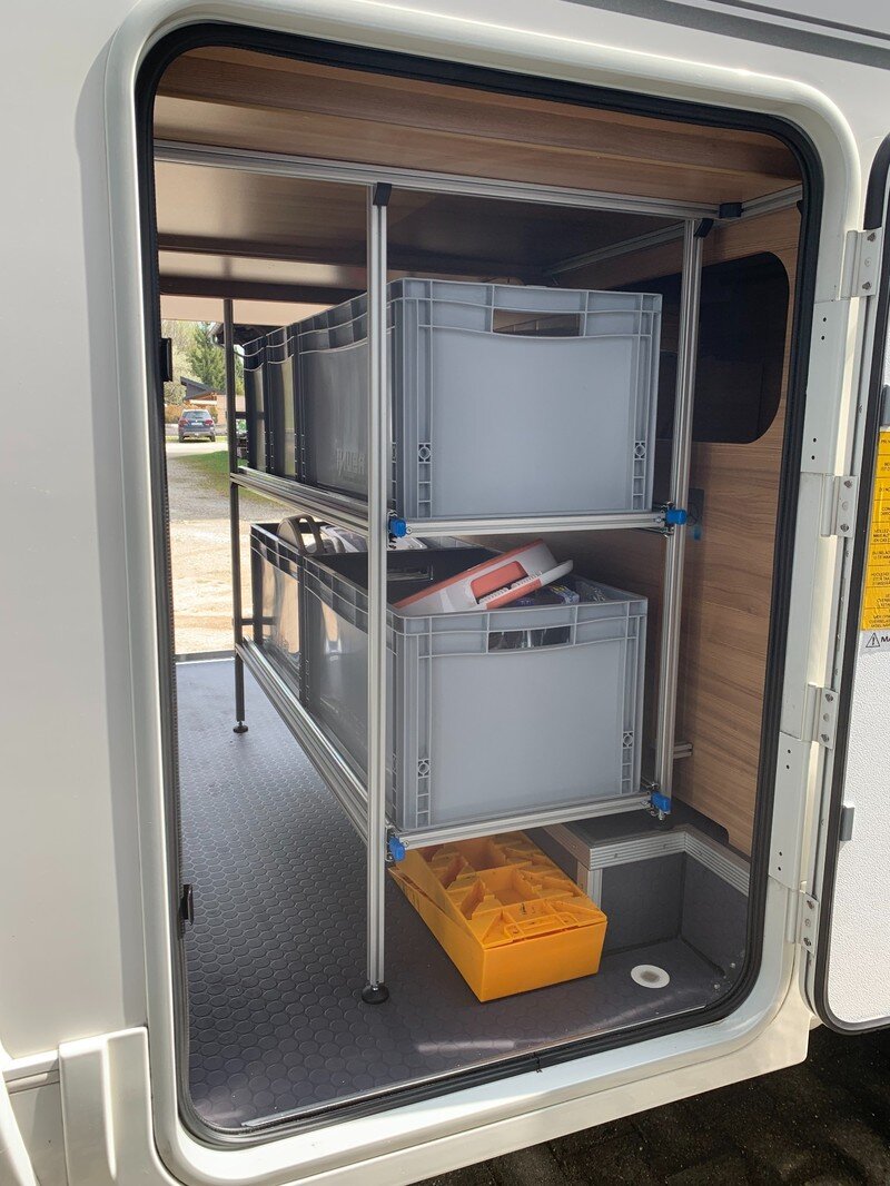 Regalsystem mit Boxen zur Stauraumoptimierung im Adria Coral S 600L