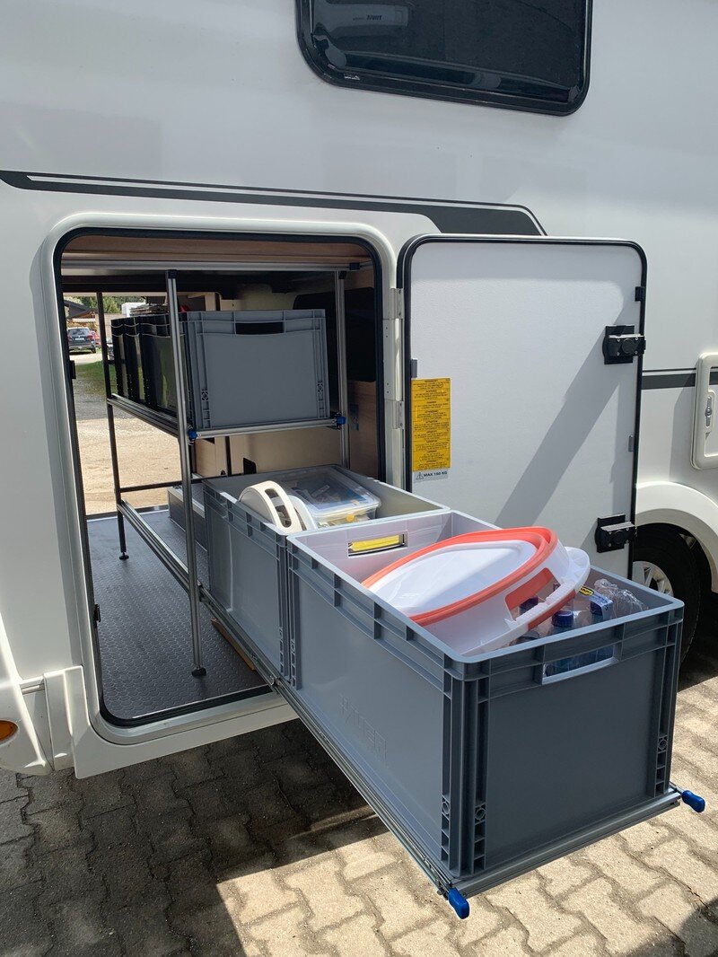 Heckauszug mit großen Boxen im Adria Coral S 600L Wohnmobil