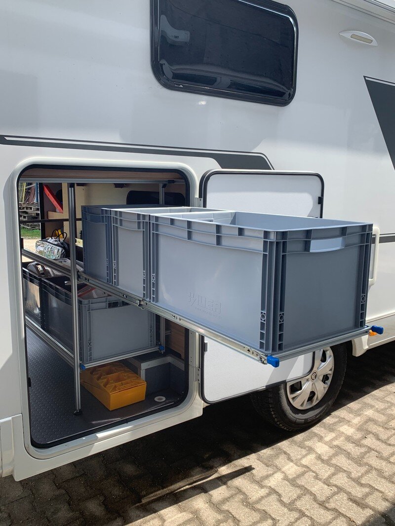 Beladener Heckauszug mit Stauboxen im Adria Coral S 600L