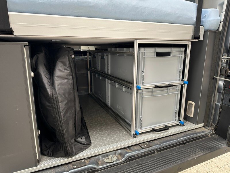 Stauraum-Lösung mit Regalsystem und Boxen im Adria Twin SGX 640 Supreme
