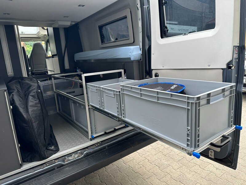 Ausziehbare Box für mehr Ordnung im Heckbereich des Adria Twin SGX 640 Supreme